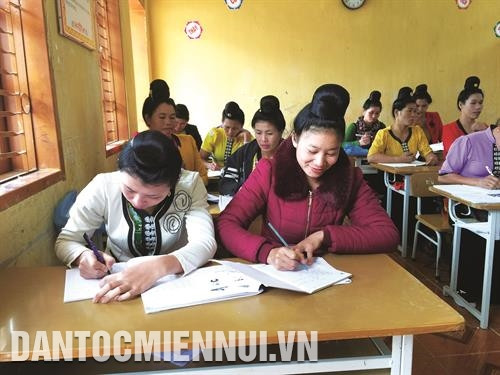 Tuy lớn tuổi nhưng nhiều học viên vẫn tích cực tham gia các lớp học xóa mù chữ để biết đọc, biết viết. Ảnh: Hữu Quyết Nhờ biết chữ, chị em giờ đã biết sử dụng điện thoại để đọc thông tin trên mạng internet. Ảnh: Hữu Quyết