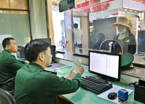 Đồn Biên phòng Cửa khẩu Quốc Tế Bờ Y, huyện Ngọc Hồi (Kon Tum) đẩy mạnh công tác quản lý, kiểm soát cửa khẩu gắn liền với nhiệm vụ bảo vệ đường biên, mốc giới. Ảnh: Dương Giang - TTXVN Đồn Biên phòng Cửa khẩu Quốc Tế Bờ Y, huyện Ngọc Hồi (Kon Tum) đẩy mạnh công tác quản lý, kiểm soát cửa khẩu gắn liền với nhiệm vụ bảo vệ đường biên, mốc giới. Ảnh: Dương Giang - TTXVN