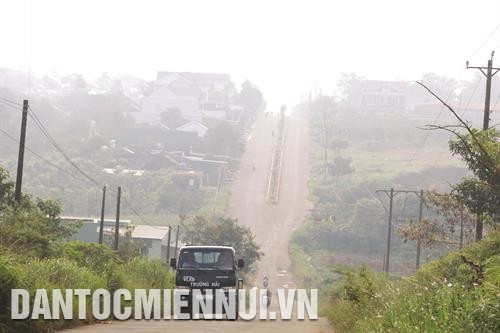 Anh Nguyễn Văn Thuận, cán bộ Phòng Nông nghiệp và Phát triển nông thôn huyện Bảo Lâm hướng dẫn bà con phương pháp chăm sóc chè theo tiêu chuẩn VietGAP Thông qua các chương trình, dự án như: Chương trình 135, 30a..., huyện Bảo Lâm đã đầu tư hàng chục tỷ đồng để xây dựng hệ thống đường giao thông, tạo thuận lợi cho ngành chè phát triển Công ty cổ phần chè Minh Rồng tổ chức thu mua chè cho bà con