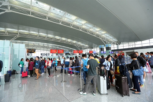 Hành khách làm thủ tục lên máy bay tại Cảng hàng không quốc tế Nội Bài (Hà Nội). Hành khách làm thủ tục lên máy bay tại Cảng hàng không quốc tế Nội Bài (Hà Nội).