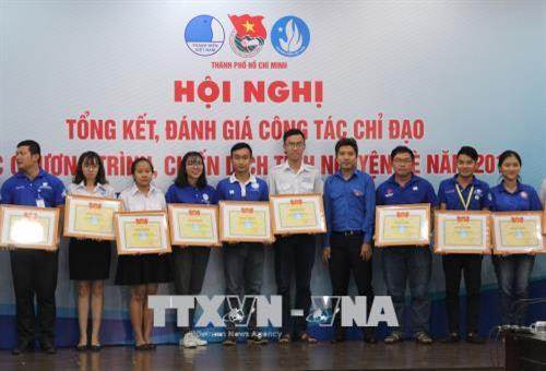 Trao tặng Bằng khen của Hội liên hiệp Thanh niên Việt Nam cho các cá nhân, tập thể. Ảnh: Xuân Dự - TTXVN Trao tặng Bằng khen của Hội liên hiệp Thanh niên Việt Nam cho các cá nhân, tập thể. Ảnh: Xuân Dự - TTXVN