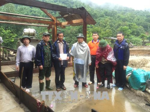 Phó Bí thư Huyện ủy huyện Kỳ Sơn Lỳ Bá Thái thăm hỏi, động viên gia đình bị thiệt hại do mưa lũ gây ra. Ảnh: Duy Khánh - TTXVN Phó Bí thư Huyện ủy huyện Kỳ Sơn Lỳ Bá Thái thăm hỏi, động viên gia đình bị thiệt hại do mưa lũ gây ra. Ảnh: Duy Khánh - TTXVN