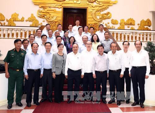 Thủ tướng Nguyễn Xuân Phúc và các đại biểu chụp ảnh chung. Ảnh: Thống Nhất-TTXVN