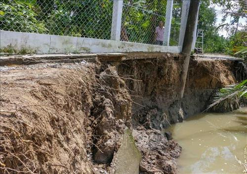 Vụ sạt lở làm tuyến đường giao thông qua khu vực bị chia cắt hoàn toàn. Ảnh: Thanh Liêm - TTXVN