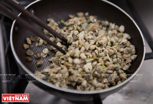 Hến sau khi sơ chế thì xào săn cùng hành lá thái nhỏ và gia vị