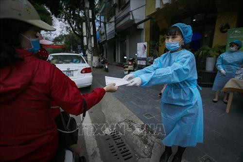 Nhân viên của một trung tâm nha khoa trên đường Cù Chính Lan (Hòa Bình) phát khẩu trang miễn phí cho người dân. Ảnh: Trọng Đạt - TTXVN Nhân viên của một trung tâm nha khoa trên đường Cù Chính Lan (Hòa Bình) phát khẩu trang miễn phí cho người dân. Ảnh: Trọng Đạt - TTXVN
