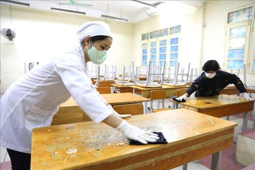 Nhân viên y tế và phụ huynh học sinh trường THPT Việt Đức (Hà Nội) lau khử khuẩn bề mặt các vị trí bàn, ghế, tay nắm cửa...các phòng học trong toàn trường ngày 2/2/2020 (ảnh chụp chiều 2/2/2020). Ảnh: Thành Đạt - TTXVN Nhân viên y tế và phụ huynh học sinh trường THPT Việt Đức (Hà Nội) lau khử khuẩn bề mặt các vị trí bàn, ghế, tay nắm cửa...các phòng học trong toàn trường ngày 2/2/2020 (ảnh chụp chiều 2/2/2020). Ảnh: Thành Đạt - TTXVN