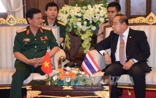 Đại tướng Prawit Wongsuwan nồng nhiệt chào đón đoàn công tác của Việt Nam và hoàn toàn nhất trí với các đề nghị của Việt Nam Đại tướng Prawit Wongsuwan nồng nhiệt chào đón đoàn công tác của Việt Nam và hoàn toàn nhất trí với các đề nghị của Việt Nam