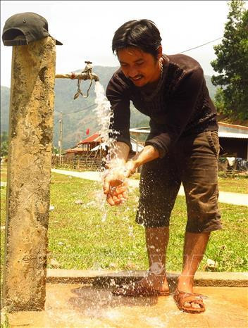 Nước sạch phục vụ sinh hoạt cho đông bào Hre tại thôn Mô - Níc , xã Sơn Kỳ (Sơn Hà, Quảng Ngãi). Ảnh: Phước Ngọc – TTXVN Nước sạch phục vụ sinh hoạt cho đông bào Hre tại thôn Mô - Níc , xã Sơn Kỳ (Sơn Hà, Quảng Ngãi). Ảnh: Phước Ngọc – TTXVN