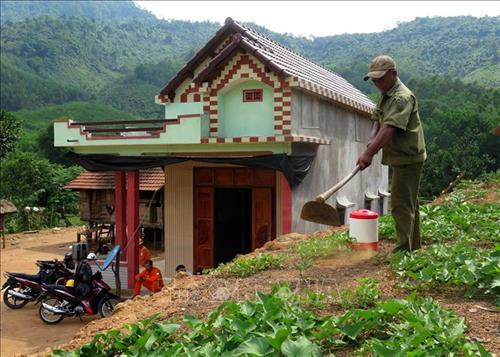Những ngôi nhà khang trang tại thôn Mô - Níc, xã Sơn Kỳ (Sơn Hà, Quảng Ngãi). Ảnh: Phước Ngọc - TTXVN Những ngôi nhà khang trang tại thôn Mô - Níc, xã Sơn Kỳ (Sơn Hà, Quảng Ngãi). Ảnh: Phước Ngọc - TTXVN