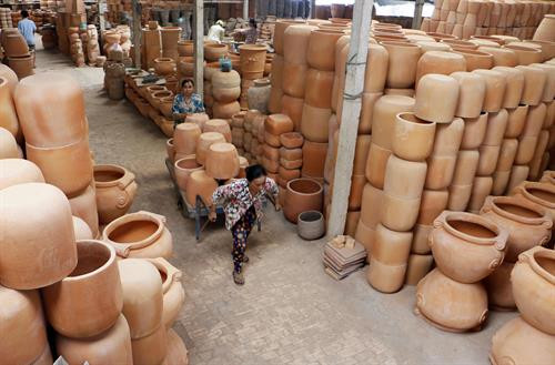 Gốm được tập kết vào kho sau khi ra lò.