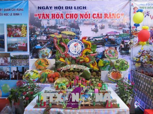 Trưng bày các sản phẩm du lịch, đặc sản địa phương tại ngày hội. Ảnh: Ánh Tuyết - TTXVN Trưng bày các sản phẩm du lịch, đặc sản địa phương tại ngày hội. Ảnh: Ánh Tuyết - TTXVN