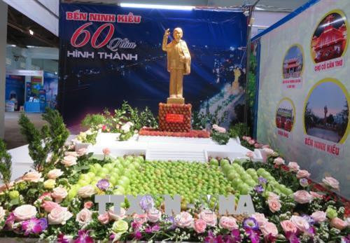 Một mô hình tiểu cảnh được làm từ trái cây trưng bày tại Ngày Hội Du lịch “Văn hóa chợ nổi Cái Răng” năm 2018. Ảnh: Ánh Tuyết - TTXVN Một mô hình tiểu cảnh được làm từ trái cây trưng bày tại Ngày Hội Du lịch “Văn hóa chợ nổi Cái Răng” năm 2018. Ảnh: Ánh Tuyết - TTXVN