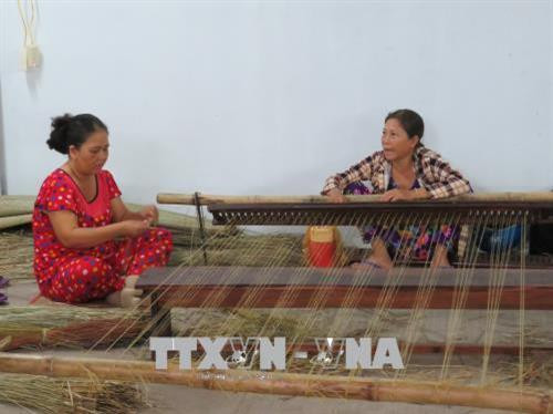 Hoạt động tái hiện làng nghề truyền thống dệt chiếu tại Ngày Hội Du lịch “Văn hóa chợ nổi Cái Răng” năm 2018. Ảnh: Ánh Tuyết - TTXVN Hoạt động tái hiện làng nghề truyền thống dệt chiếu tại Ngày Hội Du lịch “Văn hóa chợ nổi Cái Răng” năm 2018. Ảnh: Ánh Tuyết - TTXVN