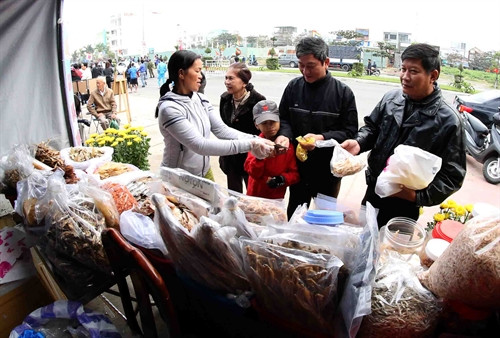 Ngư dân trưng bày, bán các sản phẩm đánh bắt được từ biển tại lễ hội Cầu ngư. Ngư dân trưng bày, bán các sản phẩm đánh bắt được từ biển tại lễ hội Cầu ngư.