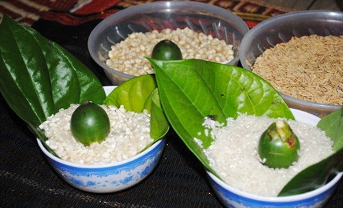 Gạo, thóc, ngô, trầu cau... là những thứ không thể thiếu trong lễ cúng. Ảnh: Hà Tuấn
