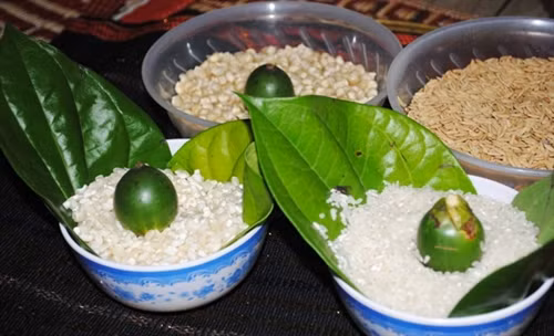 Gạo, thóc, ngô, trầu cau... là những thứ không thể thiếu trong lễ cúng. Ảnh: Hà Tuấn