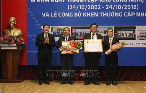 Các cá nhân và tập thể thuộc Khu công nghệ cao Thành phố Hồ Chí Minh đón nhận Huân chương Lao động hạng Ba. Ảnh: Tiến Lực - TTXVN