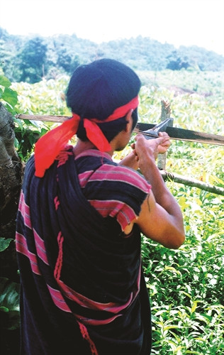 Đã bao đời nay, người Cơ-tu sử dụng chiếc ná để bảo vệ chính mình và bản làng