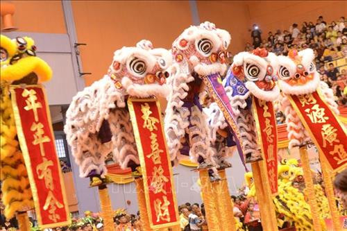 Tượng chú chuột vàng biểu tượng của Năm Canh Tý chào đón du khách tại Đền Tatsumizu ở tỉnh Mie, miền trung Nhật Bản. Ảnh: Kyodo/TTXVN Trang trí đèn lồng đón Tết cổ truyền Canh Tý tại Bắc Kinh, Trung Quốc. Ảnh: THX/TTXVN Các nghệ sĩ biểu diễn màn múa sư tử chào đón Tết Nguyên đán Canh Tý tại Liege, Bỉ, ngày 18/1/2020. Ảnh: THX/ TTXVN Đèn lồng rực rỡ sắc màu chào đón Tết Nguyên đán Canh Tý tại tỉnh Giang Tô, Trung Quốc, ngày 8/1/2020. Ảnh: THX/ TTXVN Người dân chọn mua câu đối chào đón Tết Nguyên đán Canh Tý tại khu chợ ở tỉnh Hải Nam, Trung Quốc, ngày 9/1/2020. Ảnh: THX/ TTXVN Trẻ em thưởng thức món ăn truyền thống trong dịp Năm mới tại tỉnh Giang Tô, Trung Quốc. Ảnh: THX/TTXVN Đèn lồng được thắp sáng rực rỡ để chào đón năm mới tại tỉnh Cam Túc, Trung Quốc, ngày 17/1/2020. Ảnh: THX/ TTXVN Đèn lồng đỏ trang trí tại khu phố người Hoa ở Yangon, Myanmar. Ảnh: THX/TTXVN Người dân mua sắm tại một siêu thị của người Hoa chuẩn bị đón Tết cổ truyền Canh Tý ở Toronto, Canada, ngày 21/1. Ảnh: THX/TTXVN Chào đón Năm mới 2020 trên đỉnh Núi Shiniu ở tỉnh Phúc Kiến, Trung Quốc. Ảnh: THX/TTXVN Người dân chiêm ngưỡng các tác phẩm tại Triển lãm đèn lồng nghệ thuật chào Năm mới ở thành phố Lâm Nghi, tỉnh Sơn Đông, miền đông Trung Quốc, ngày 4/1/2020. Ảnh: THX/ TTXVN Màn múa sư tử chào đón Tết cổ truyền Canh Tý tại khu phố người Hoa ở Manila, Philippines, ngày 25/1. Ảnh: THX/TTXVN Người dân thăm cung hoàng gia Gyeongbo ở Seoul, Hàn Quốc trong dịp Tết Canh Tý ngày 25/1. Ảnh: YONHAP/TTXVN Đèn lồng được thắp sáng rực rỡ để chào đón năm mới tại Khu tự trị dân tộc Choang Quảng Tây, Trung Quốc, ngày 17/1/2020. Ảnh: THX/ TTXVN Vũ công biểu diễn màn múa sư tử chào đón Tết Nguyên đán Canh Tý tại Kota Kinabalu, Sabah, Malaysia, ngày 11/1/2020. Ảnh: THX/ TTXVN Tượng chú chuột vàng biểu tượng của Năm Canh Tý chào đón du khách tại Đền Tatsumizu ở tỉnh Mie, miền trung Nhật Bản. Ảnh: Kyodo/TTXVN Trang trí đèn lồng đón Tết cổ truyền Canh Tý tại Bắc Kinh, Trung Quốc. Ảnh: THX/TTXVN Các nghệ sĩ biểu diễn màn múa sư tử chào đón Tết Nguyên đán Canh Tý tại Liege, Bỉ, ngày 18/1/2020. Ảnh: THX/ TTXVN Đèn lồng rực rỡ sắc màu chào đón Tết Nguyên đán Canh Tý tại tỉnh Giang Tô, Trung Quốc, ngày 8/1/2020. Ảnh: THX/ TTXVN Người dân chọn mua câu đối chào đón Tết Nguyên đán Canh Tý tại khu chợ ở tỉnh Hải Nam, Trung Quốc, ngày 9/1/2020. Ảnh: THX/ TTXVN Trẻ em thưởng thức món ăn truyền thống trong dịp Năm mới tại tỉnh Giang Tô, Trung Quốc. Ảnh: THX/TTXVN Đèn lồng được thắp sáng rực rỡ để chào đón năm mới tại tỉnh Cam Túc, Trung Quốc, ngày 17/1/2020. Ảnh: THX/ TTXVN Đèn lồng đỏ trang trí tại khu phố người Hoa ở Yangon, Myanmar. Ảnh: THX/TTXVN Người dân mua sắm tại một siêu thị của người Hoa chuẩn bị đón Tết cổ truyền Canh Tý ở Toronto, Canada, ngày 21/1. Ảnh: THX/TTXVN Chào đón Năm mới 2020 trên đỉnh Núi Shiniu ở tỉnh Phúc Kiến, Trung Quốc. Ảnh: THX/TTXVN Người dân chiêm ngưỡng các tác phẩm tại Triển lãm đèn lồng nghệ thuật chào Năm mới ở thành phố Lâm Nghi, tỉnh Sơn Đông, miền đông Trung Quốc, ngày 4/1/2020. Ảnh: THX/ TTXVN Màn múa sư tử chào đón Tết cổ truyền Canh Tý tại khu phố người Hoa ở Manila, Philippines, ngày 25/1. Ảnh: THX/TTXVN Người dân thăm cung hoàng gia Gyeongbo ở Seoul, Hàn Quốc trong dịp Tết Canh Tý ngày 25/1. Ảnh: YONHAP/TTXVN Đèn lồng được thắp sáng rực rỡ để chào đón năm mới tại Khu tự trị dân tộc Choang Quảng Tây, Trung Quốc, ngày 17/1/2020. Ảnh: THX/ TTXVN Vũ công biểu diễn màn múa sư tử chào đón Tết Nguyên đán Canh Tý tại Kota Kinabalu, Sabah, Malaysia, ngày 11/1/2020. Ảnh: THX/ TTXVN
