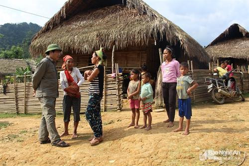 Chủ tịch UBND huyện Con Cuông trao đổi với người dân Đan Lai tại bản Búng, xã Môn Sơn. Ảnh: baonghean.vn Chủ tịch UBND huyện Con Cuông trao đổi với người dân Đan Lai tại bản Búng, xã Môn Sơn. Ảnh: baonghean.vn