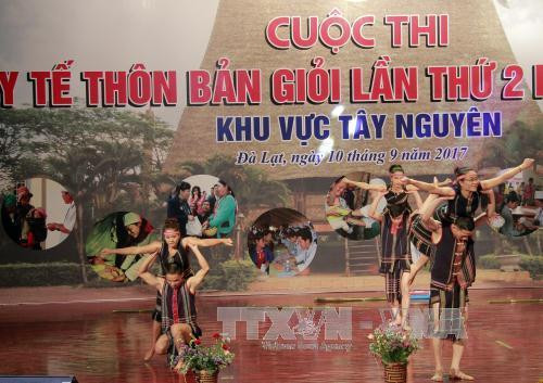 Màn chào hỏi ấn tượng của Đội Lâm Đồng tại cuộc thi. Ảnh: Chu Quốc Hùng-TTXVN Màn chào hỏi ấn tượng của Đội Lâm Đồng tại cuộc thi. Ảnh: Chu Quốc Hùng-TTXVN
