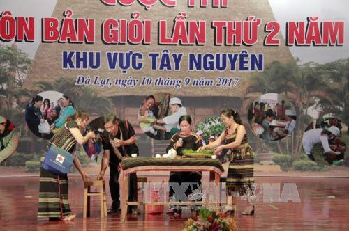 Tiểu phẩm sân khấu của Đội Đắc Nông hấp dẫn người xem. Ảnh: Chu Quốc Hùng-TTXVN Tiểu phẩm sân khấu của Đội Đắc Nông hấp dẫn người xem. Ảnh: Chu Quốc Hùng-TTXVN