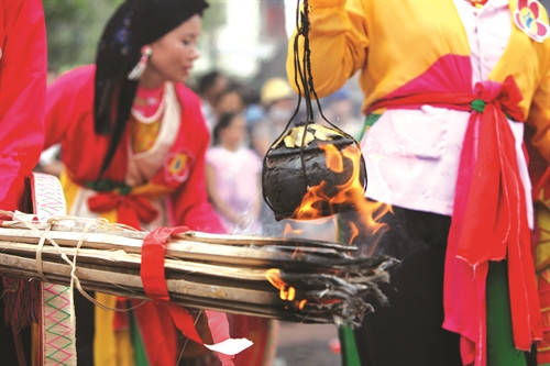 Trong hội làng Chuông, trò chơi dân gian thổi cơm thi luôn được dân làng háo hức chờ đợi