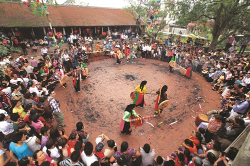 Làng Chuông ở xã Phương Trung, huyện Thanh Oai (Hà Nội) không chỉ nổi tiếng với nghề làm nón lá mà còn được nhiều người biết đến với một lễ hội độc đáo
