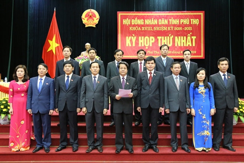 Ra mắt thành viên các Ban của HĐND tỉnh khóa mới. Ảnh: Trung Kiên – TTXVN.