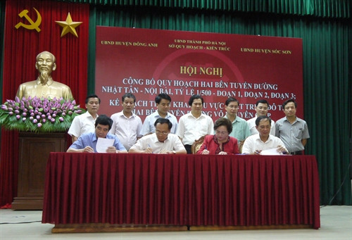 Lãnh đạo huyện Sóc Sơn, Đông Anh và nhà đầu tư ký biên bản bàn giao hồ sơ quy hoạch. Ảnh: Mạnh Khánh/TTXVN