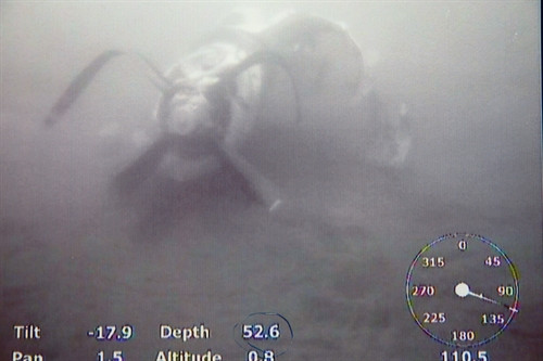 Động cơ cánh quạt máy bay CASA-212 (chụp dưới biển). Ảnh: Minh Tuấn – Thông tấn Quân sự/TTXVN phát