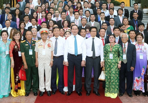 Chủ tịch nước Trần Đại Quang với các đại biểu dự Diễn đàn "Doanh nghiệp Việt: Kết nối và Hội nhập trong kỷ nguyên FTA thế hệ mới". Ảnh: Nhan Sáng-TTXVN Chủ tịch nước Trần Đại Quang với các đại biểu dự Diễn đàn "Doanh nghiệp Việt: Kết nối và Hội nhập trong kỷ nguyên FTA thế hệ mới". Ảnh: Nhan Sáng-TTXVN