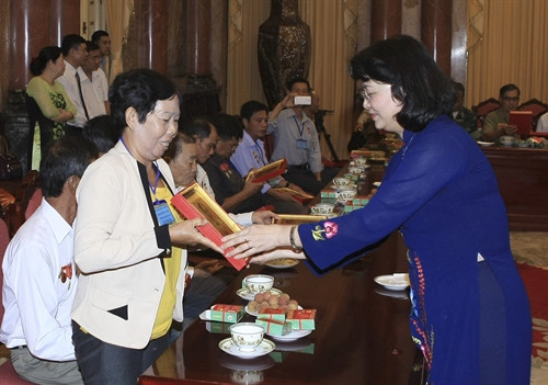 Phó Chủ tịch nước Đặng Thị Ngọc Thịnh tặng quà lưu niệm cho các đại biểu. Ảnh: Phạm Kiên – TTXVN