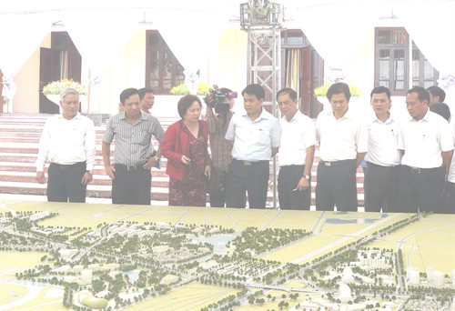 Lãnh đạo Thành phố Hà Nội xem mô hình chi tiết hai bên đường Nhật Tân - Nội Bài. Ảnh: Mạnh Khánh/TTXVN