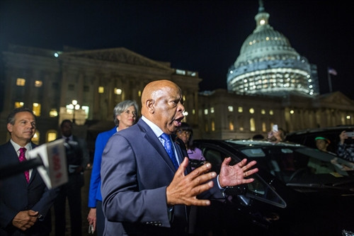 Hạ nghị sĩ Dân chủ John Lewis (giữa) phát biểu trước những người ủng hộ ở Capitol, thủ đô Washington, Mỹ ngày 22/6. EPA/TTXVN