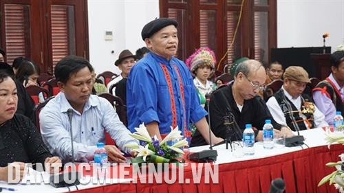 Nghệ nhân dân gian Sầm Văn Dừ, người Cao Lan (nhóm địa phương thuộc dân tộc Sán Chay) đến từ tỉnh Tuyên Quang đóng góp ý kiến với Hội nghị. Ảnh: Nam Sương