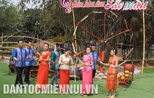 Đồng bào dân tộc Khmer với điệu múa truyền thống trong Lễ khai mạc. Ảnh: Hoàng Tâm
