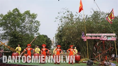 Tiết mục văn nghệ chào mừng Ngày văn hóa các dân tộc Việt Nam. Ảnh: Nam Sương