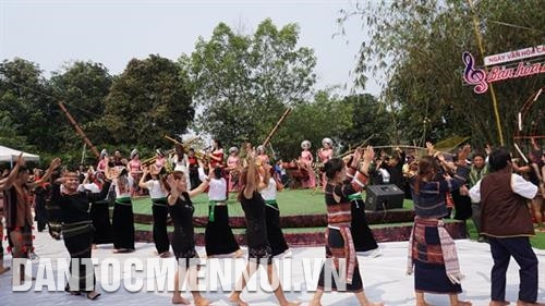 Đồng bào các dân tộc "nối vòng tay lớn" trong ngày hội Văn hóa các dân tộc Việt Nam (19/4) được tổ chức hàng năm. Ảnh: Nam Sương