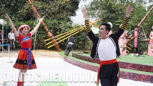 Tiết mục văn nghệ chào mừng ngày hội. Ảnh: Nam Sương