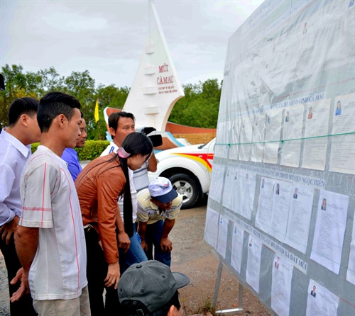 Các cử tri xem danh sách các ứng cử viên để lựa chọn trước khi bỏ phiếu bầu. Ảnh: kim Há- TTXVN