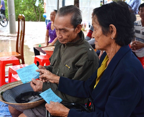 Tuy tuổi cao nhưng hai cử tri này đã có mặt từ rất sớm để chuẩn bị tham dự lễ bầu cử. Ảnh: kim Há- TTXVN