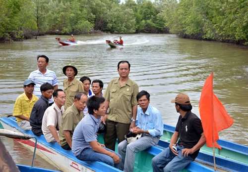 Do đặc thu vùng sông nước, chính quyền các địa phương và người dân đã sử dụng phương tiện đường thủy để đưa cử tri tới các nơi bầu cử an toàn, đúng thời gian quy đinh. Ảnh: kim Há- TTXVN