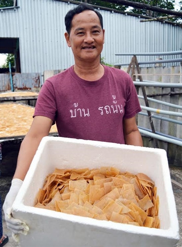 Giòn tan đặc sản bánh phồng tôm Đất Mũi ảnh 2