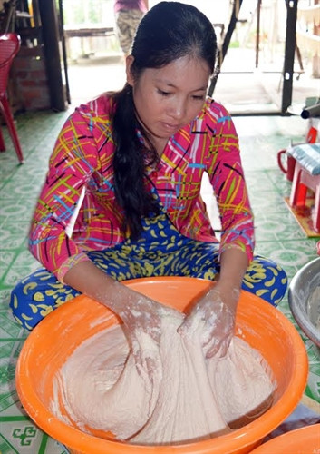 Giòn tan đặc sản bánh phồng tôm Đất Mũi ảnh 3