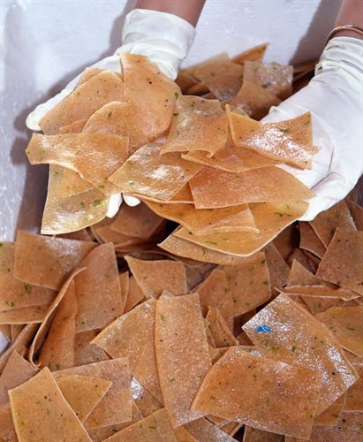 Giòn tan đặc sản bánh phồng tôm Đất Mũi ảnh 1