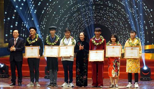 Bà Trương Thị Mai, Ủy viên Bộ Chính trị, Trưởng ban Dân vận Trung ương và ông Phùng Xuân Nhạ, Ủy viên Trung ương Đảng, Bộ trưởng Bộ Giáo dục và Đào tạo trao bằng khen và phần thưởng cho các em học sinh dân tộc thiểu số đạt giải Nhất, Nhì trong các cuộc thi khoa học, kỹ thuật cấp Quốc gia năm 2019. Ảnh: Hoàng Hải Bà Trương Thị Mai, Ủy viên Bộ Chính trị, Trưởng ban Dân vận Trung ương và ông Phùng Xuân Nhạ, Ủy viên Trung ương Đảng, Bộ trưởng Bộ Giáo dục và Đào tạo trao bằng khen và phần thưởng cho các em học sinh dân tộc thiểu số đạt giải Nhất, Nhì trong các cuộc thi khoa học, kỹ thuật cấp Quốc gia năm 2019. Ảnh: Hoàng Hải