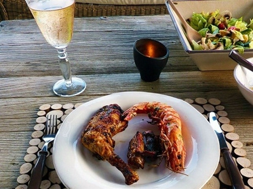 Người Pháp không ăn chay: Đa số người Pháp thích ăn thịt và chỉ có 2-3% dân số là ăn chay. Thật không may ở Pháp, bất kỳ chế độ ăn uống không bình thường nào đều bị coi là không thể chấp nhận, thậm chí còn khiến nhiều người nghi ngờ, tức giận. Nếu bạn ăn chay ở Pháp, bạn có thể gặp rắc rối vì nó được coi là một lối sống không lành mạnh.