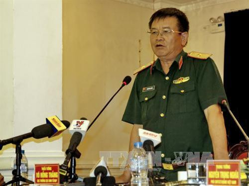 Thiếu tướng Võ Hồng Thắng, Cục trưởng Cục kinh tế (Bộ Quốc phòng), trả lời báo chí các vấn đề liên quan đến các hoạt động của các doanh nghiệp quân đội. Ảnh: Thế Anh-TTXVN